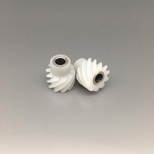 Plastic screw gear with steel core - POM